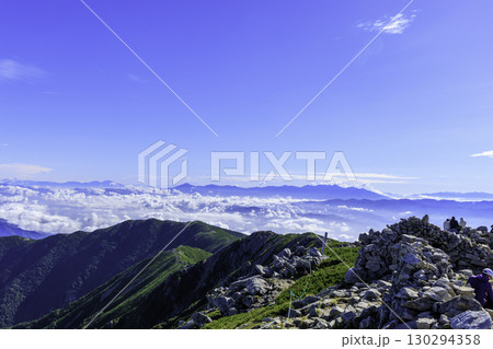 木曽駒ヶ岳の登山道と美しい青空と雲海の絶景 130294358