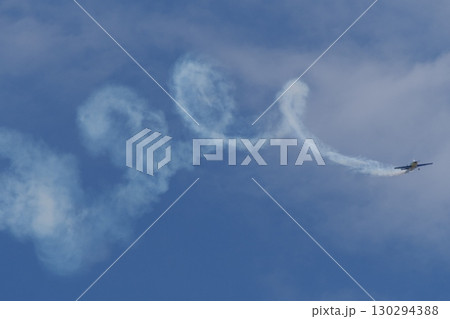 スモークで見せる曲技飛行の機動 130294388