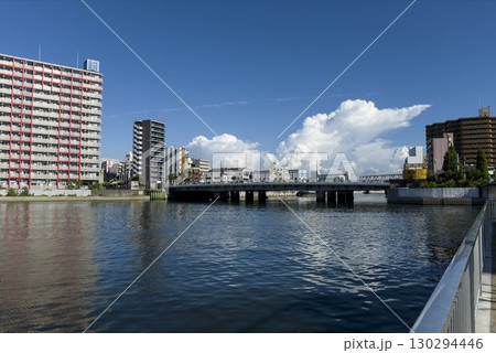 河川沿いの道 130294446