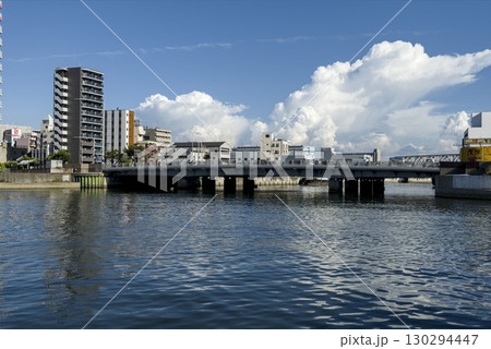 大きい雲と河川 大きい雲と河川 130294447