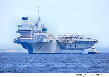 インド太平洋地域の平和維持へ… 東京港に入港する英国海軍・空母『プリンス・オブ・ウェールズ』 130294487
