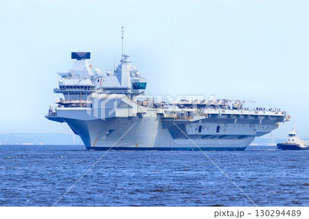 インド太平洋地域の平和維持へ… 東京港に入港する英国海軍・空母『プリンス・オブ・ウェールズ』 130294489