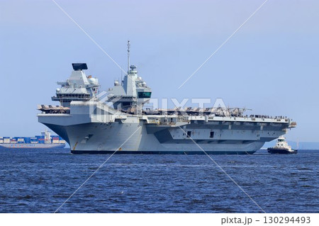 インド太平洋地域の平和維持へ… 東京港に入港する英国海軍・空母『プリンス・オブ・ウェールズ』 130294493