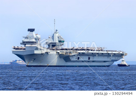 インド太平洋地域の平和維持へ… 東京港に入港する英国海軍・空母『プリンス・オブ・ウェールズ』 130294494