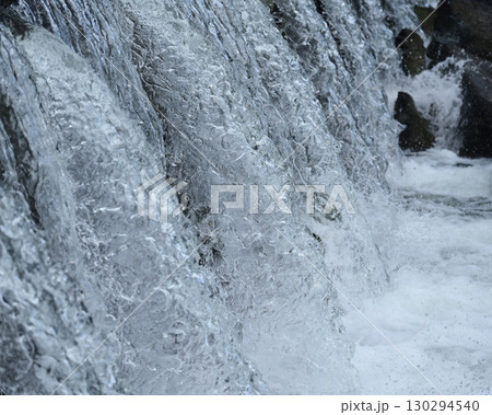 河川の氾濫・増水　溢水　越水　A river overflows 130294540