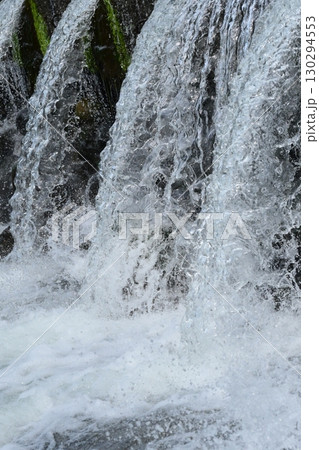 河川の氾濫・増水　溢水　越水　A river overflows 130294553