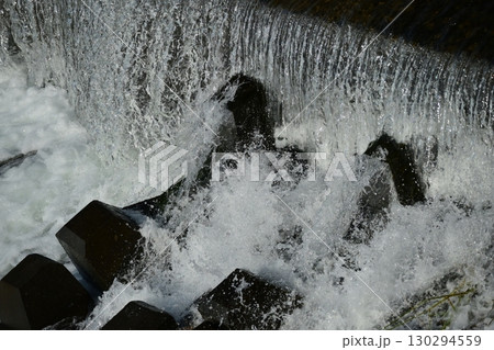 河川の氾濫・増水 溢水 越水 A river overflows 河川の氾濫・増水 溢水 越水 A river overflows 130294559