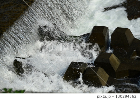 河川の氾濫・増水　溢水　越水　A river overflows 130294562