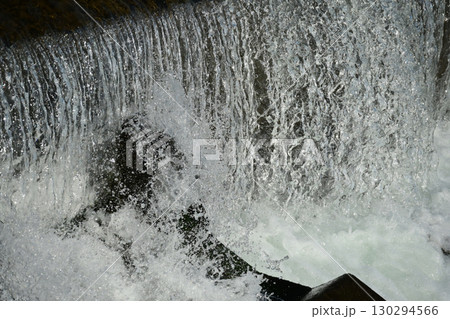 河川の氾濫・増水　溢水　越水　A river overflows 130294566