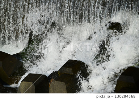 河川の氾濫・増水　溢水　越水　A river overflows 130294569