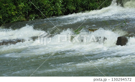 河川の氾濫・増水　溢水　越水　A river overflows 130294572