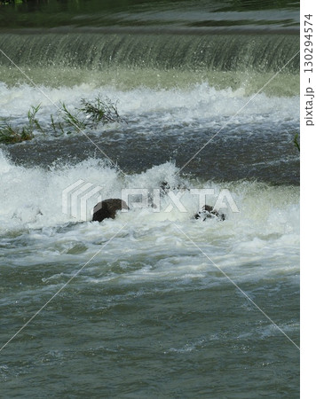 河川の氾濫・増水　溢水　越水　A river overflows 130294574