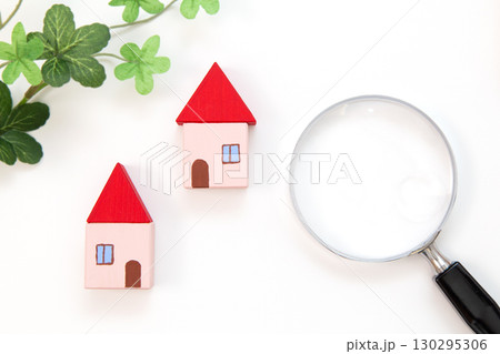 住宅と虫メガネ 130295306