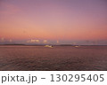 ビーチリゾートの夕暮れ 130295405