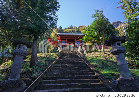 秋の妙義神社 男坂から見上げる隋神門　群馬県富岡市 130295536
