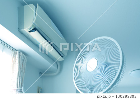 部屋の中のエアコンと扇風機 130295805