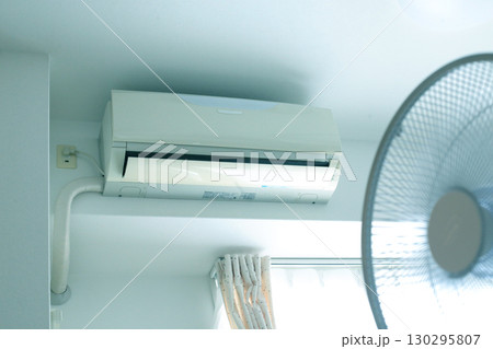 部屋の中のエアコンと扇風機 部屋の中のエアコンと扇風機 130295807