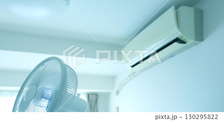 部屋の中のエアコンと扇風機 部屋の中のエアコンと扇風機 130295822