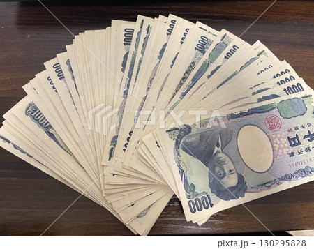 日本のお金 130295828