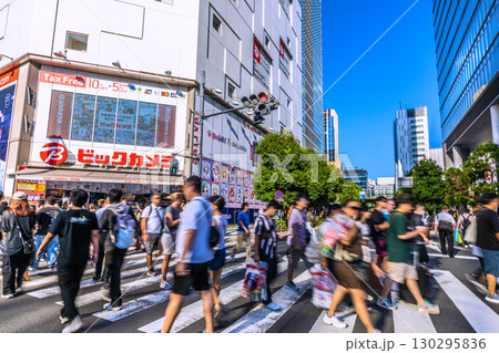 日本の東京都市景観9月1日。猛烈な暑さ続く…外国人観光客らで賑わう秋葉原(ほとんどが外国人観光客) 日本の東京都市景観9月1日。猛烈な暑さ続く…外国人観光客らで賑わう秋葉原(ほとんどが外国人観光客) 130295836