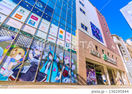 日本の東京都市景観9月1日。猛烈な暑さ続く…外国人観光客らに人気の秋葉原 130295844