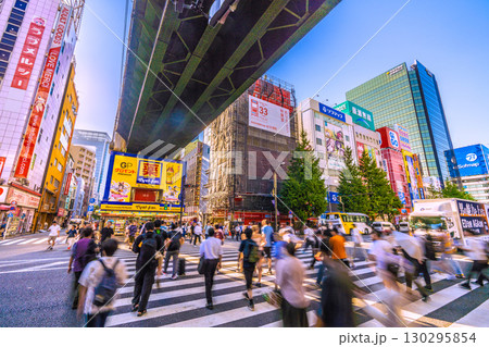 日本の東京都市景観9月1日。猛烈な暑さ続く…外国人観光客らで賑わう秋葉原（ほとんどが外国人観光客） 130295854