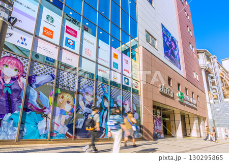 日本の東京都市景観9月1日。猛烈な暑さ続く…外国人観光客らに人気の秋葉原 130295865