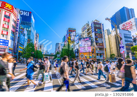 日本の東京都市景観9月1日。猛烈な暑さ続く…外国人観光客らで賑わう秋葉原（ほとんどが外国人観光客） 130295866