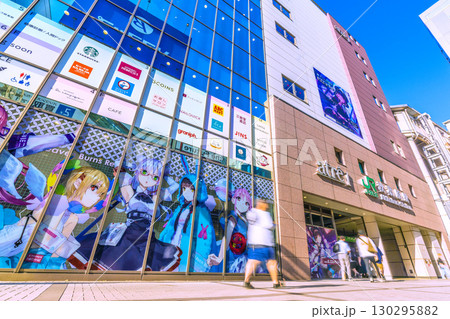 日本の東京都市景観9月1日。猛烈な暑さ続く…外国人観光客らに人気の秋葉原 130295882