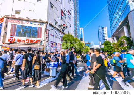 日本の東京都市景観9月1日。猛烈な暑さ続く…外国人観光客らで賑わう秋葉原（ほとんどが外国人観光客） 130295895