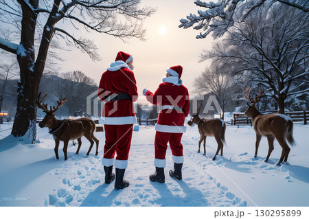 トナカイをねぎらうサンタクロース 130295899