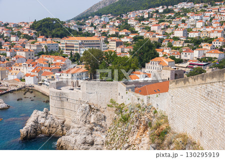 ヨーロッパ、クロアチアのドゥブロヴニク市街の風景 130295919