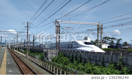 弁天島駅の横を通過する新幹線 130296240