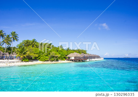静かなビーチリゾートの穏やかな昼下がり 130296335