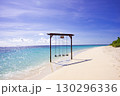 白い砂浜と青い海とブランコ 130296336