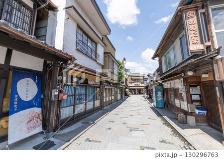 埼玉県川越市　人気の観光スポット　快晴の菓子屋横丁 130296763