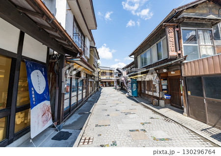 埼玉県川越市　人気の観光スポット　快晴の菓子屋横丁 130296764