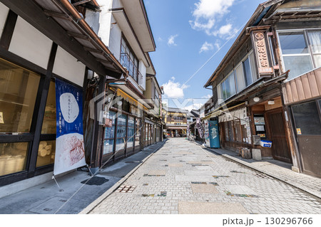 埼玉県川越市　人気の観光スポット　快晴の菓子屋横丁 130296766