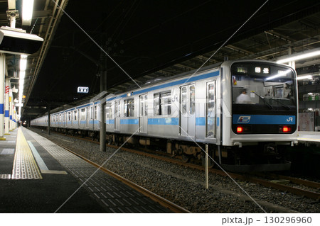 夜の南浦和駅で折り返す京浜東北線209系（ウラ1編成） 130296960