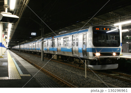 夜の南浦和駅で折り返す京浜東北線209系500番台 130296961