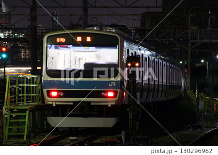 夜の南浦和駅で折り返す京浜東北線209系500番台 130296962