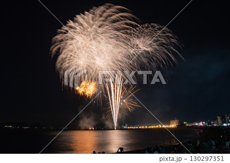夏の夜空を彩る華麗な花火 夏の夜空を彩る華麗な花火 130297351