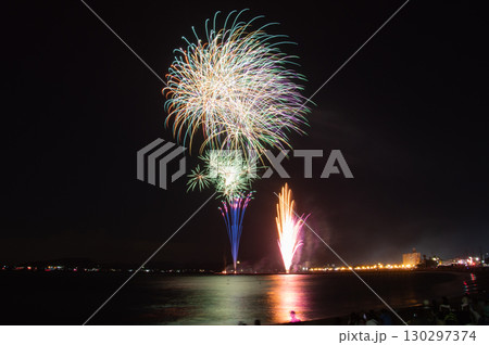 夏の夜空を彩る華麗な花火 130297374