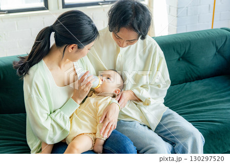 幼い女の子にミルクを飲ませる 130297520