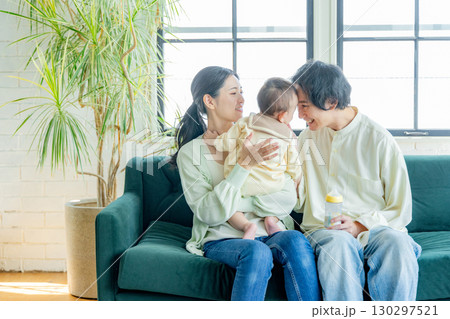 笑顔の若い家族 笑顔の若い家族 130297521