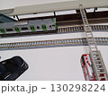 鉄道模型Nゲージ。はしご車でホームの屋根にいる人を救助。 130298224