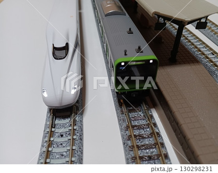 鉄道模型Nゲージ。N700Sと235系山手線の斜め左前からの写真。 鉄道模型Nゲージ。N700Sと235系山手線の斜め左前からの写真。 130298231