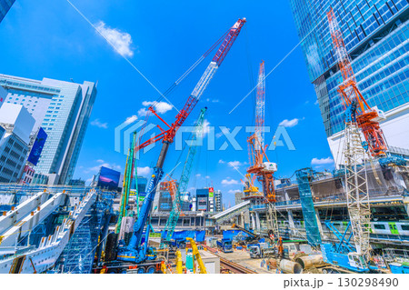 日本の東京都市景観9月1日。クローラークレーンやパイルドライバーなどの巨大重機がズラリ…=渋谷 日本の東京都市景観9月1日。クローラークレーンやパイルドライバーなどの巨大重機がズラリ…=渋谷 130298490