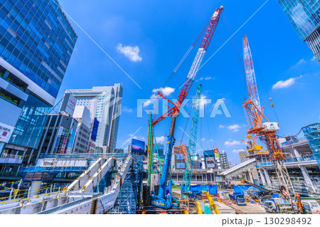 日本の東京都市景観9月1日。クローラークレーンやパイルドライバーなどの巨大重機がズラリ…=渋谷 日本の東京都市景観9月1日。クローラークレーンやパイルドライバーなどの巨大重機がズラリ…=渋谷 130298492