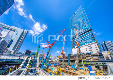 日本の東京都市景観9月1日。クローラークレーンやパイルドライバーなどの巨大重機がズラリ…＝渋谷 130298497
